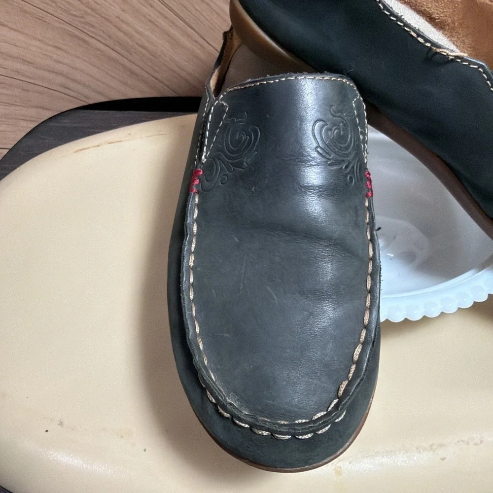 OluKai Shoes Womens Size 6.5 Black Leather Moccasin Flats Slip On Comfort Casual